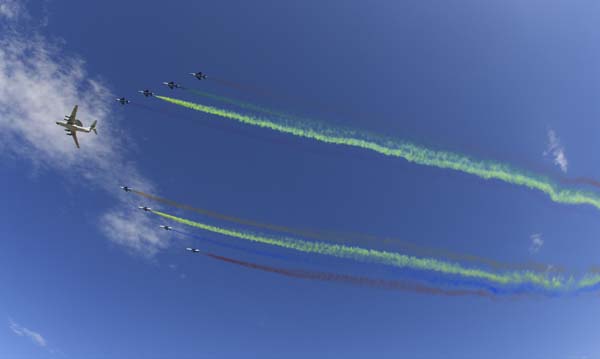 The leading formation of planes fly over the Tian&apos;anmen Square in the celebrations for the 60th anniversary of the founding of the People&apos;s Republic of China, in central Beijing, capital of China, Oct. 1, 2009.(Xinhua/Jin Liangkuai)