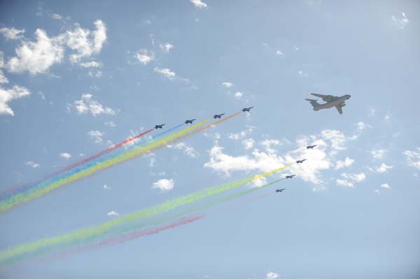The leading formation of planes fly over the Tian&apos;anmen Square in the celebrations for the 60th anniversary of the founding of the People&apos;s Republic of China, in central Beijing, capital of China, Oct. 1, 2009.(Xinhua/Jin Liangkuai)