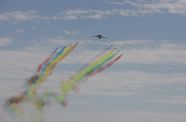 The leading formation of planes fly over the Tian&apos;anmen Square in the celebrations for the 60th anniversary of the founding of the People&apos;s Republic of China, in central Beijing, capital of China, Oct. 1, 2009.(Xinhua/Jin Liangkuai)