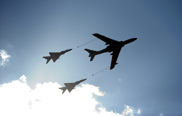  A tanker plane and a new type of jet fighters fly over the Tian&apos;anmen Square in the celebrations for the 60th anniversary of the founding of the People&apos;s Republic of China, in Beijing, capital of China, Oct. 1, 2009.(Xinhua/Liu Dawei)