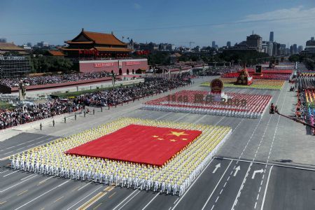 The phalanx of national flag receives inspection in a parade of the celebrations for the 60th anniversary of the founding of the People&apos;s Republic of China, on Chang&apos;an Street in central Beijing, capital of China, Oct. 1, 2009. (Xinhua/Guo Dayue