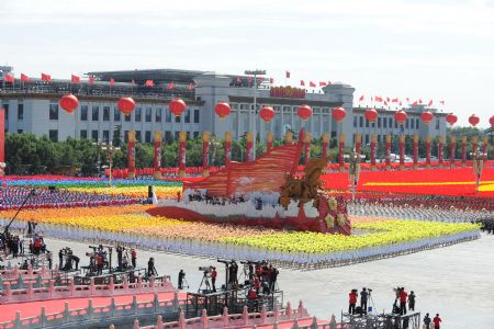 A float takes part in a parade of the celebrations for the 60th anniversary of the founding of the People&apos;s Republic of China, on Chang&apos;an Street in central Beijing, capital of China, Oct. 1, 2009. (Xinhua/Guo Dayue)