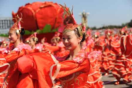 A grand performance is staged in the celebrations for the 60th anniversary of the founding of the People&apos;s Republic of China, on the Tian&apos;anmen Square in central Beijing, capital of China, Oct. 1, 2009. (Xinhua/Zhao Peng) 