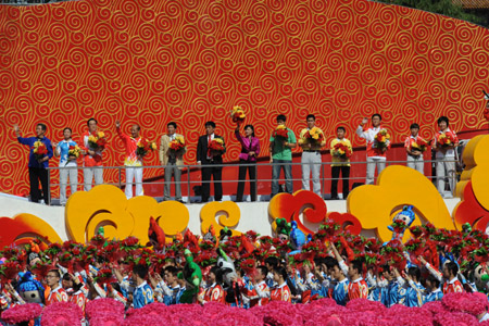 Parcitipants parade in the celebrations for the 60th anniversary of the founding of the People&apos;s Republic of China, on Chang&apos;an Street in central Beijing, capital of China, Oct. 1, 2009. (Xinhua/Wang Song) 