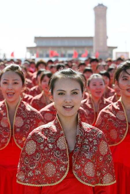 The chorus sings in the celebrations for the 60th anniversary of the founding of the People's Republic of China, on the Tian'anmen Square in central Beijing, capital of China, Oct. 1, 2009.(Xinhua/Hou Jun) 