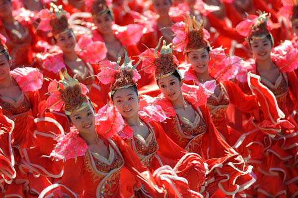 Dancers perform in a parade of the celebrations for the 60th anniversary of the founding of the People's Republic of China on the Tian'anmen Square, in central Beijing, capital of China, Oct. 1, 2009.(Xinhua/Luo Xiaoguang)