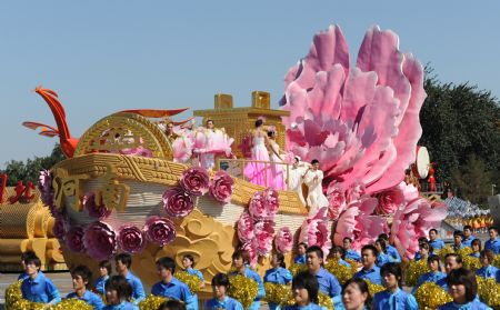 A float of central China&apos;s Henan Province takes part in a parade of the celebrations for the 60th anniversary of the founding of the People&apos;s Republic of China, on Chang&apos;an Avenue in central Beijing, capital of China, Oct. 1, 2009. (Xinhua/Zhao Peng)