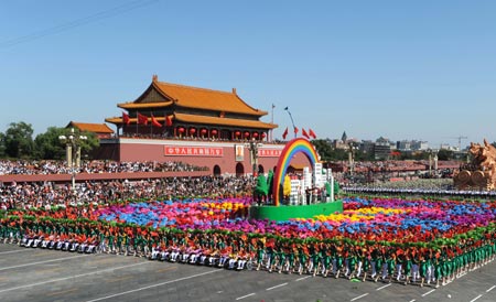 People take part in a parade of the celebrations for the 60th anniversary of the founding of the People&apos;s Republic of China, on Chang&apos;an Street in central Beijing, capital of China, Oct. 1, 2009.(Xinhua/Chen Shugen)