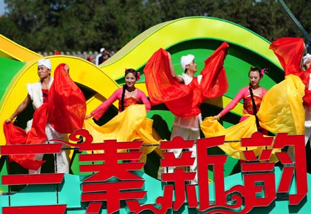 A float of northwest China&apos;s Shaanxi Province takes part in the parade of the celebrations for the 60th anniversary of the founding of the People&apos;s Republic of China, on Chang&apos;an Avenue in central Beijing, capital of China, Oct. 1, 2009.(Xinhua/Li Ziheng)