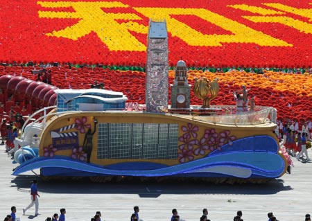 The float represents Hong Kong Special Administrative Region takes part in a parade of the celebrations for the 60th anniversary of the founding of the People&apos;s Republic of China, on Chang&apos;an Street in central Beijing, capital of China, Oct. 1, 2009. (Xinhua/Guo Dayue)