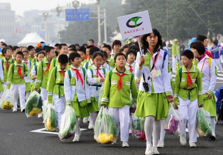Pupils attending the celebrations for the 60th anniversary of the founding of the People's Republic of China, walk into the Tian'anmen Square in central Beijing, capital of China, Oct. 1, 2009.(Xinhua/Ren Yong)