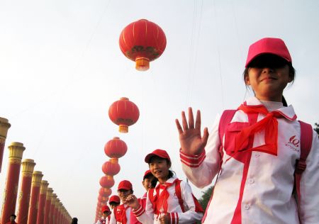 Pupils attending the celebrations for the 60th anniversary of the founding of the People's Republic of China, walk into the Tian'anmen Square in central Beijing, capital of China, Oct. 1, 2009.(Xinhua/Wang Xiaochuan)