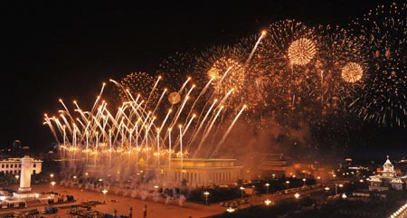 Fireworks explode over the Tian&apos;anmen Square in central Beijing during a grand gala marking the 60th anniversary of the founding of the People&apos;s Republic of China October 1, 2009.