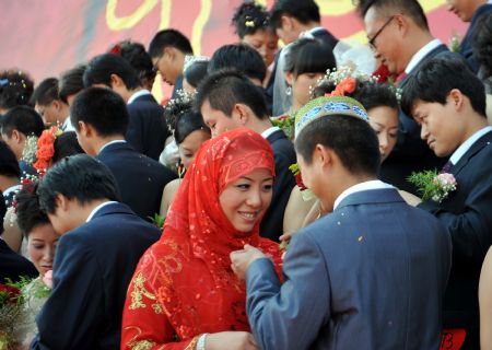 A collective wedding ceremony is held in Yinchuan, Ningxia Hui Autonomous Region, October 2, 2009.
