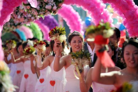 A collective wedding ceremony is held in Yinchuan, Ningxia Hui Autonomous Region, October 2, 2009.