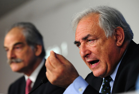 Managing director of the International Monetary Fund (IMF) Dominique Strauss-Kahn (R) speaks during a press conference in Istanbul, Turkey, on Oct. 2, 2009. The annual meetings of the IMF and the World Bank will kick off on Oct. 6 in Istanbul. (Xinhua/Zhang Meng)