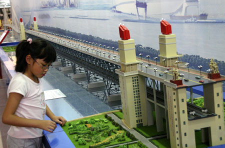 A kid visits the Progressive Jiangsu -- Grand Exposition of Achievements in Celebration of the 60th Anniversary of the Founding of the People's Republic of China, at the Nanjing International Expo Center, in Nanjing City, east China's Jiangsu Province, Oct. 2, 2009. (Xinhua/Dong Jinlin)