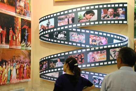 People visit the Progressive Jiangsu -- Grand Exposition of Achievements in Celebration of the 60th Anniversary of the Founding of the People's Republic of China, at the Nanjing International Expo Center, in Nanjing City, east China's Jiangsu Province, Oct. 2, 2009. (Xinhua/Dong Jinlin) 