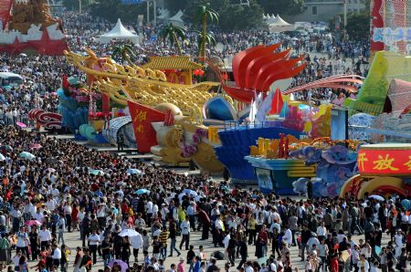 Large crowds of tourists view floats at the Tian'anmen Square in central Beijing, capital of China, Oct. 2, 2009.(Xinhua/Fan Jiashan)