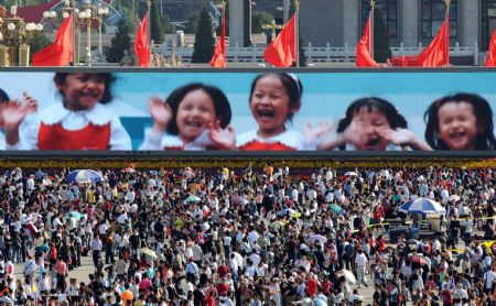 Large crowds of tourists view floats at the Tian'anmen Square in central Beijing, capital of China, Oct. 2, 2009.(Xinhua/Fan Jiashan)