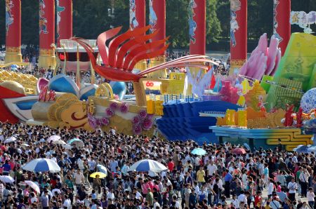 Large crowds of tourists view floats at the Tian'anmen Square in central Beijing, capital of China, Oct. 2, 2009.(Xinhua/Fan Jiashan)