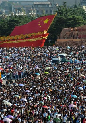 Large crowds of tourists view floats at the Tian'anmen Square in central Beijing, capital of China, Oct. 2, 2009.(Xinhua/Fan Jiashan)