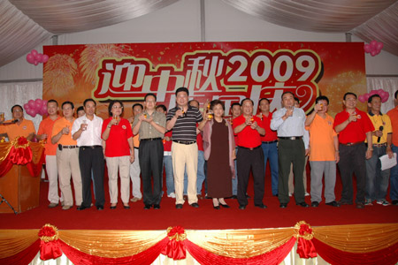 Overseas Chinese in Cambodia attend the celebrating evening party in Phnom Penh, capital of Cambodia, October 3, 2009. 