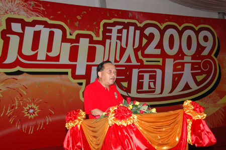 Ren Ruisheng, Chairman of the Hong Kong and Macao Expatriate Business Association of China in Cambodia (HKMEBAC), addresses the celebrating evening party in Phnom Penh, capital of Cambodia, October 3, 2009. 