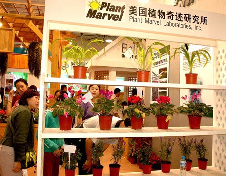 Visitors view flowers from foreign countries at the exhibition hall of the seventh China Flower Expo in Shunyi District of Beijing, capital of China, October 3, 2009. 