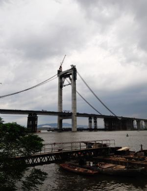 Photo taken on October 5, 2009 shows the construction site of the Gushan Bridge in Fuzhou, southeast China's Fujian Province. The construction work of the bridge is being halted on Monday due to the approaching 17th typhoon of the year Parma. As the typhoon has brought gales to coastal areas of central and northern Fujian Province, local authorities were ordered to take precautions to ensure the safety of people and minimize losses.