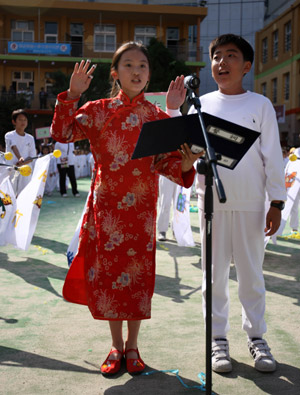 Pupils take an oath at the Seoul Chinese Primary School in Seoul, capital of South Korea, October 5, 2009.