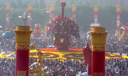 People gather at Tian'anmen Square to view the floats and flowers in central Beijing, capital of China, October 5, 2009. China's travel authorities reported a 700-percent rise in tourist arrivals around the Tian'anmen Square on Monday.