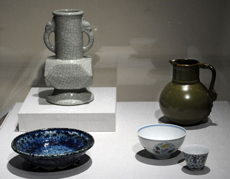 Photo taken on Oct. 6, 2009 shows porcelains of the Qing Dynasty (1644-1911) displayed during a preview of an exhibition about Emperor Yongzheng (1678-1735) of the Qing Dynasty in Taipei, southeast China&apos;s Taiwan Province. The exhibition will be opened on Wednesday in Taipei. A total of 246 items will be put on display at the exhibition, including 37 items of the royal collections from the Palace Museum in Beijing and 209 items owned by the Taiwan museum. The exhibition will last to Jan. 10, 2010.