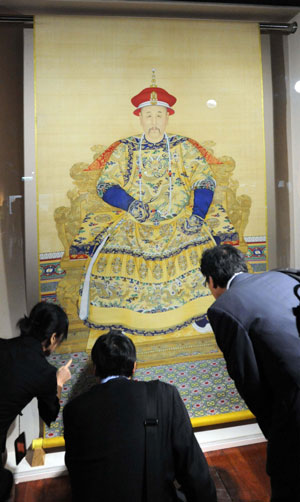 Visitors view a portrait of Emperor Yongzheng of the Qing Dynasty (1644-1911) during a preview of an exhibition about Emperor Yongzheng (1678-1735) of the Qing Dynasty in Taipei, southeast China&apos;s Taiwan Province, Oct. 6, 2009. The exhibition will be opened on Wednesday in Taipei. A total of 246 items will be put on display at the exhibition, including 37 items of the royal collections from the Palace Museum in Beijing and 209 items owned by the Taiwan museum. The exhibition will last to Jan. 10, 2010.