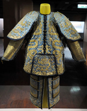 Photo taken on Oct. 6, 2009 shows the costume of Emperor Yongzheng(1678-1735) of the Qing Dynasty (1644-1911) shown during a preview of an exhibition about Emperor Yongzheng in Taipei, southeast China&apos;s Taiwan Province. The exhibition will be opened on Wednesday in Taipei. A total of 246 items will be put on display at the exhibition, including 37 items of the royal collections from the Palace Museum in Beijing and 209 items owned by the Taiwan museum. The exhibition will last to Jan. 10, 2010.