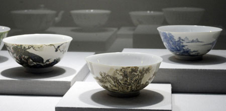 Photo taken on Oct. 6, 2009 shows porcelains of the Qing Dynasty (1644-1911) displayed during a preview of an exhibition about Emperor Yongzheng (1678-1735) of the Qing Dynasty in Taipei, southeast China&apos;s Taiwan Province. The exhibition will be opened on Wednesday in Taipei. A total of 246 items will be put on display at the exhibition, including 37 items of the royal collections from the Palace Museum in Beijing and 209 items owned by the Taiwan museum. The exhibition will last to Jan. 10, 2010.