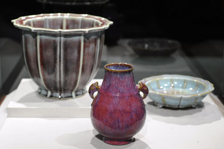 Photo taken on Oct. 6, 2009 shows porcelains of the Qing Dynasty (1644-1911) displayed during a preview of an exhibition about Emperor Yongzheng (1678-1735) of the Qing Dynasty in Taipei, southeast China&apos;s Taiwan Province. The exhibition will be opened on Wednesday in Taipei. A total of 246 items will be put on display at the exhibition, including 37 items of the royal collections from the Palace Museum in Beijing and 209 items owned by the Taiwan museum. The exhibition will last to Jan. 10, 2010.