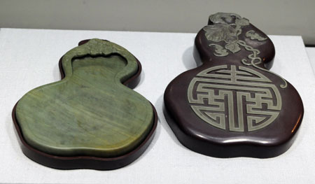 Photo taken on Oct. 6, 2009 shows the inkstone of the Qing Dynasty (1644-1911) displayed during a preview of an exhibition about Emperor Yongzheng (1678-1735) of the Qing Dynasty in Taipei, southeast China&apos;s Taiwan Province. The exhibition will be opened on Wednesday in Taipei. A total of 246 items will be put on display at the exhibition, including 37 items of the royal collections from the Palace Museum in Beijing and 209 items owned by the Taiwan museum. The exhibition will last to Jan. 10, 2010.