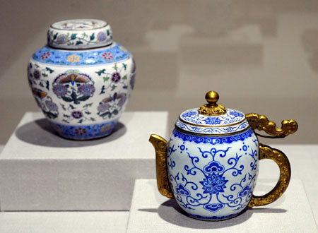 Photo taken on Oct. 6, 2009 shows porcelains of the Qing Dynasty (1644-1911) displayed during a preview of an exhibition about Emperor Yongzheng (1678-1735) of the Qing Dynasty in Taipei, southeast China&apos;s Taiwan Province. The exhibition will be opened on Wednesday in Taipei. A total of 246 items will be put on display at the exhibition, including 37 items of the royal collections from the Palace Museum in Beijing and 209 items owned by the Taiwan museum. The exhibition will last to Jan. 10, 2010.