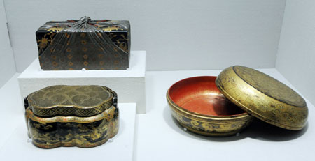 Photo taken on Oct. 6, 2009 shows lacquers of the royal collections of the Qing Dynasty (1644-1911) displayed during a preview of an exhibition about Emperor Yongzheng (1678-1735) of the Qing Dynasty in Taipei, southeast China&apos;s Taiwan Province. The exhibition will be opened on Wednesday in Taipei. A total of 246 items will be put on display at the exhibition, including 37 items of the royal collections from the Palace Museum in Beijing and 209 items owned by the Taiwan museum. The exhibition will last to Jan. 10, 2010.