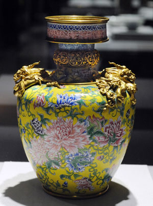 Photo taken on Oct. 6, 2009 shows a porcelain of the Qing Dynasty (1644-1911) displayed during a preview of an exhibition about Emperor Yongzheng (1678-1735) of the Qing Dynasty in Taipei, southeast China&apos;s Taiwan Province. The exhibition will be opened on Wednesday in Taipei. A total of 246 items will be put on display at the exhibition, including 37 items of the royal collections from the Palace Museum in Beijing and 209 items owned by the Taiwan museum. The exhibition will last to Jan. 10, 2010.