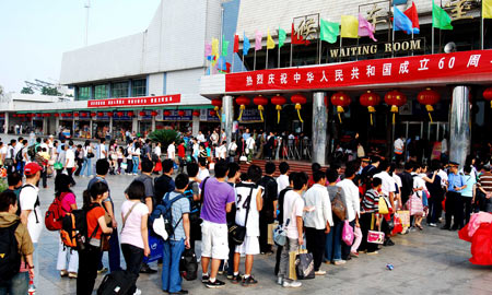 Passengers queue to enter the waiting room of Jiujiang Railway Station in Jiujiang, east China's Jiangxi Province, October 7, 2009. As the National Day holidays are about to end, the railway transportation witnessed a travel peak all over the nation.