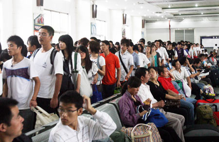 Photo taken on October 7, 2009 shows the waiting room of the Suzhou Railway Station in Suzhou, east China's Jiangsu Province. As the National Day holidays are about to end, the railway transportation witnessed a travel peak all over the nation. 