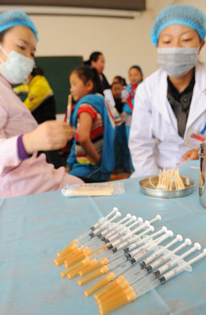 A pupil is injected the vaccine against the A/H1N1 flu in Lhasa, capital of southwest China's Tibet Autonomous Region, October 14, 2009.