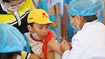 A pupil is injected the vaccine against the A/H1N1 flu in Lhasa, capital of southwest China's Tibet Autonomous Region, October 14, 2009.