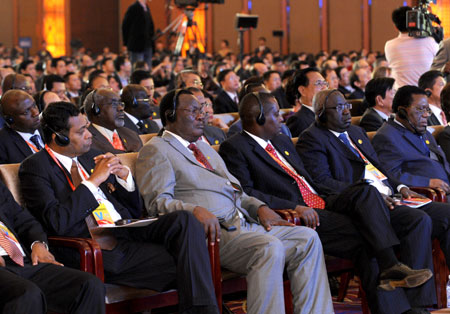 Participants attend the opening ceremony of the 10th Western China International Economy and Trade Fair and the Second Western China Forum on International Cooperation in Chengdu, southwest China's Sichuan Province, October 16, 2009.