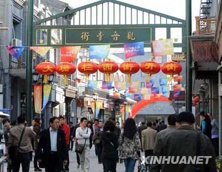 One of Beijing's oldest commercial streets, the Dashilan'er Street has reopened after a grand and massive renovation that strove to retain the traditional appearance of the buildings.