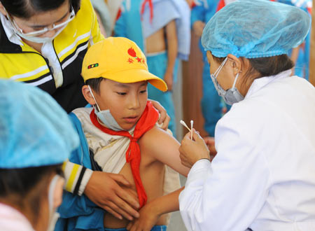 A pupil is injected the vaccine against the A/H1N1 flu in Lhasa, capital of southwest China's Tibet Autonomous Region, October 14, 2009. The Health Ministry has already sent 200,000 doses of flu vaccine to Tibet Autonomous Region.