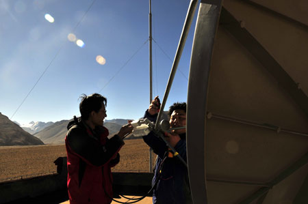 A technician debugs devices at the unmanned earthquake monitor in Tingri County, southwest China's Tibet Autonomous Region, October 17, 2009.