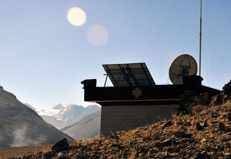 The unmanned earthquake monitor is seen in Tingri County, southwest China's Tibet Autonomous Region, October 17, 2009. 